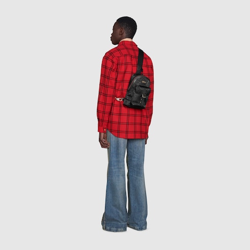 Zaino monospalla Gucci Off The Grid in ECONYL® GG nero | GUCCI® Italia