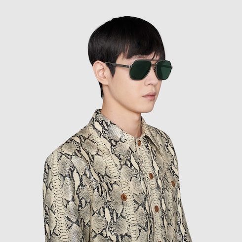 Sonnenbrille mit Rahmen im Navigator-Stil