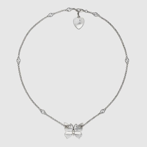 Collar con colgante de mariposa