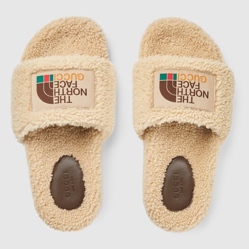 Sandalia chancla The North Face x Gucci mujer en lana merino beige | GUCCI®  ES