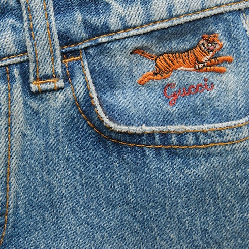 Gucci Tiger jeans con ricamo in celeste | GUCCI® Italia