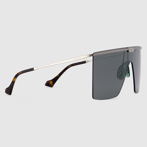 Occhiali da sole a mascherina in metallo color argento | GUCCI® Italia