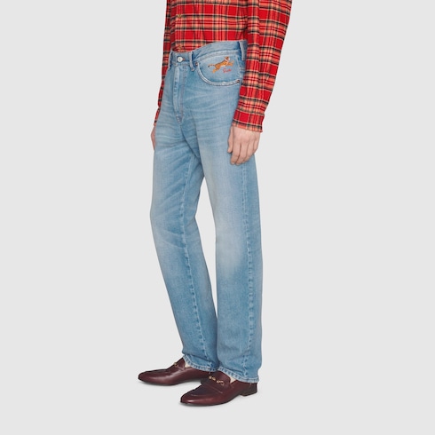 Gucci Tiger pantalon denim con bordado en azul GUCCI ES