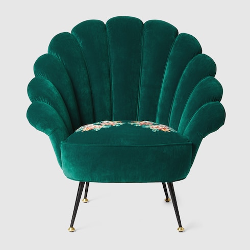 Sillón de terciopelo con flores bordadas