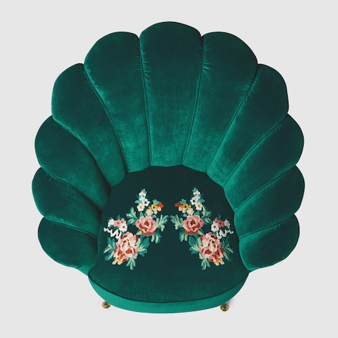 Sillón de terciopelo con flores bordadas