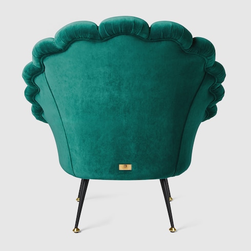 Sillón de terciopelo con flores bordadas