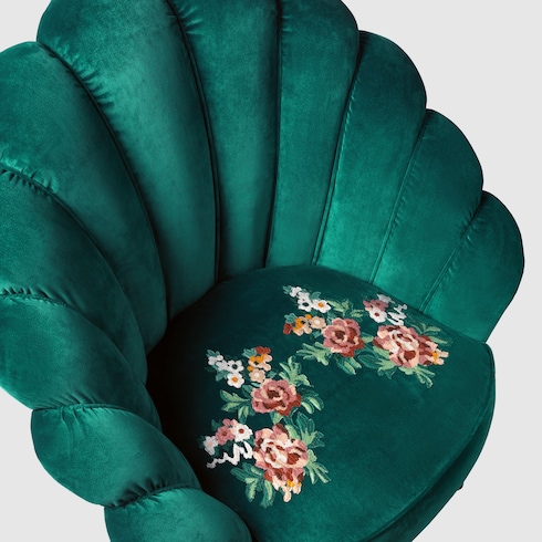 Sillón de terciopelo con flores bordadas