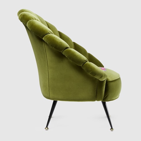 Sillón de terciopelo con flores bordadas