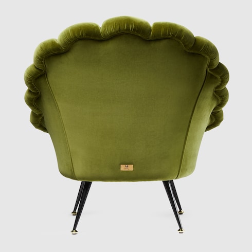 Sillón de terciopelo con flores bordadas