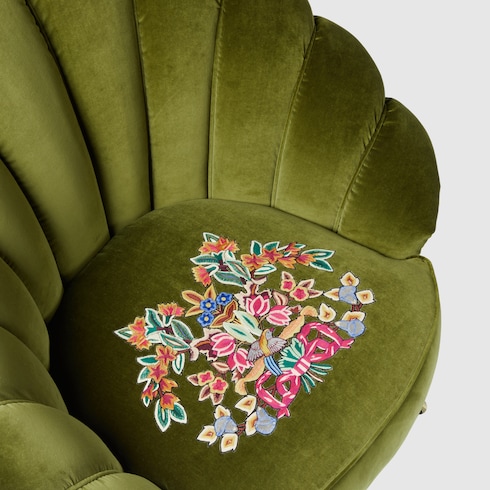 Sillón de terciopelo con flores bordadas