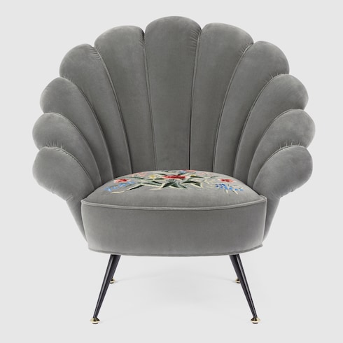 Sillón de terciopelo con flores bordadas