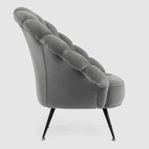 Sillón de terciopelo con flores bordadas