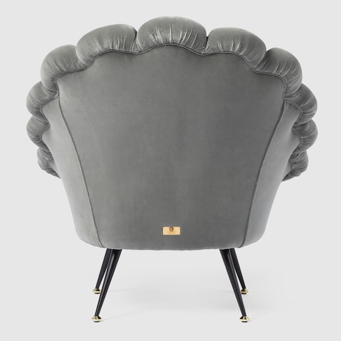 Sillón de terciopelo con flores bordadas