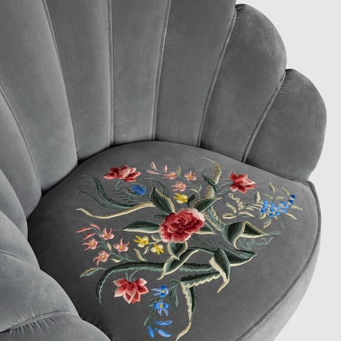Poltrona in velluto con fiori ricamati