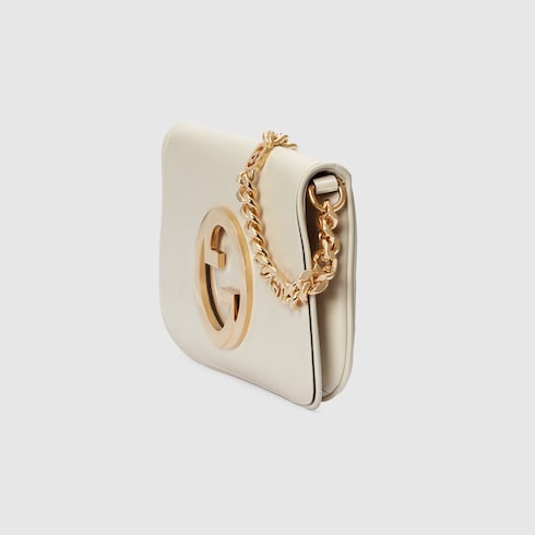 White gucci purse 2025 with gold chain