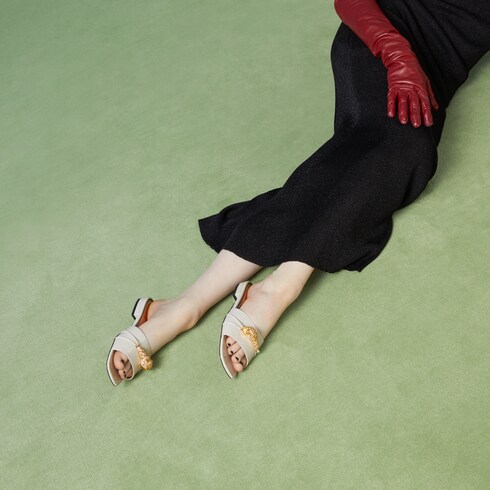 Women's slide sandal with hardware in white leather | GUCCI® SG