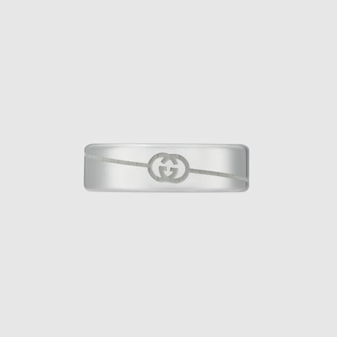 Anillo con GG entrelazada en diagonal