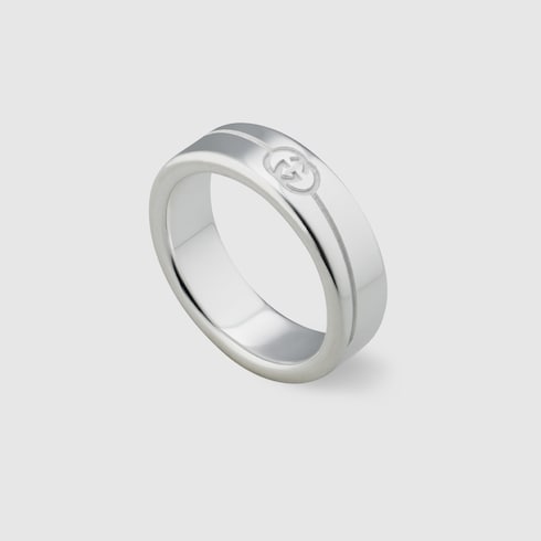 Anillo con GG entrelazada en diagonal