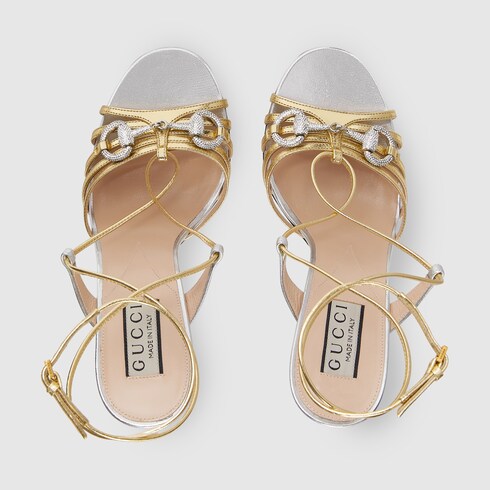 Damensandale mit Horsebit in silberfarbenes Metallic-Leder | GUCCI® DE