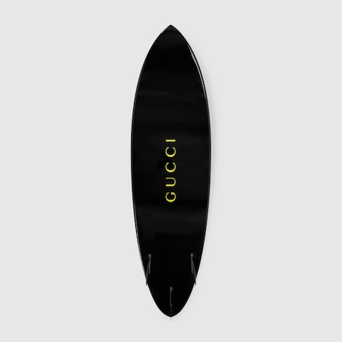 Tabla de surf con logotipo de Gucci