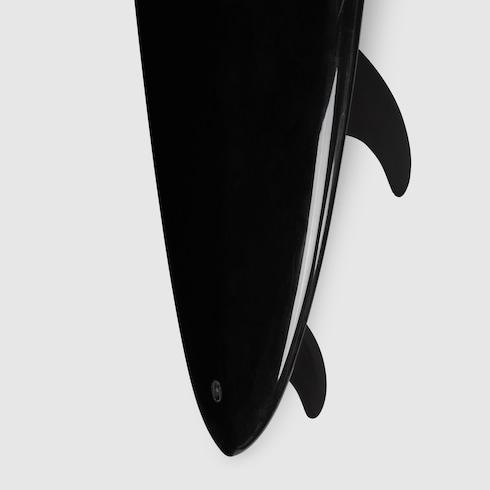 Tabla de surf con logotipo de Gucci