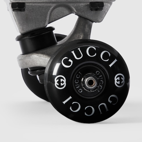 Skateboard mit Gucci Logo