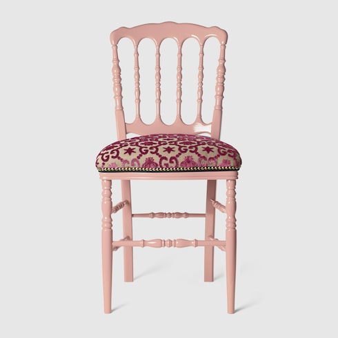 Silla de madera con GG, abejas y estrellas