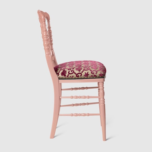 Silla de madera con GG, abejas y estrellas