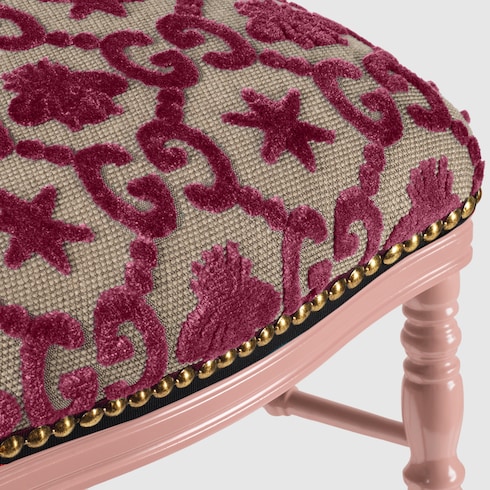 Silla de madera con GG, abejas y estrellas