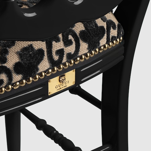 Silla de madera con GG, abejas y estrellas