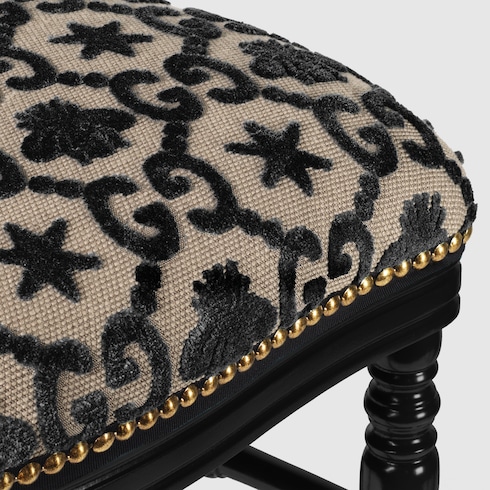 Silla de madera con GG, abejas y estrellas