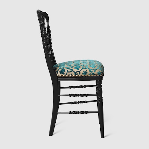 Silla de madera con GG, abejas y estrellas