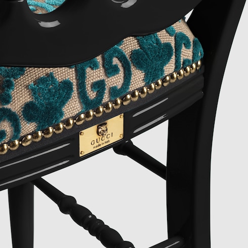 Silla de madera con GG, abejas y estrellas