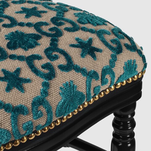 Silla de madera con GG, abejas y estrellas