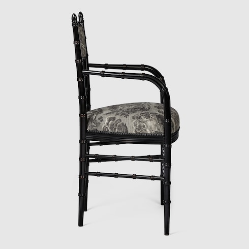 Sedia Chiavarina con stampa toile de jouy e poggiabraccia