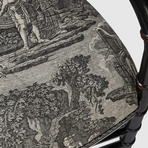 Sedia Chiavarina con stampa toile de jouy e poggiabraccia