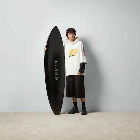Tabla de surf con logotipo de Gucci