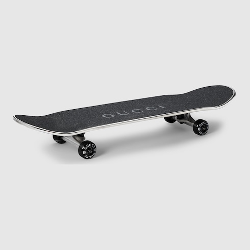 Skateboard mit Gucci Logo