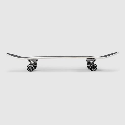 Skateboard mit Gucci Logo