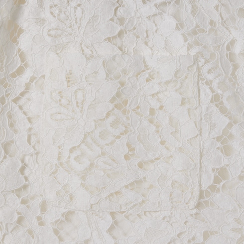 شورت من الدانتيل المُزهر مزيّن بشعار Gucci