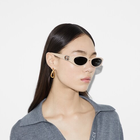 Sonnenbrille mit ovalem Rahmen in elfenbein | GUCCI® DE
