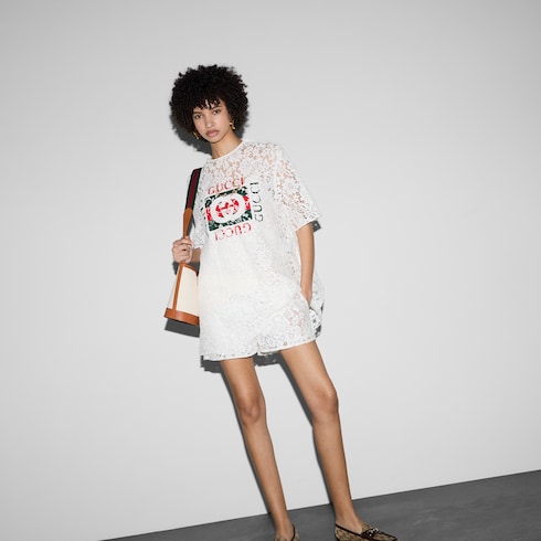 شورت من الدانتيل المُزهر مزيّن بشعار Gucci