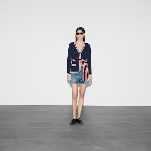 Cardigan con cintura annodabile e finiture a righe