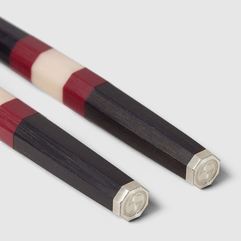 Essstäbchen aus Holz mit Web-Detail