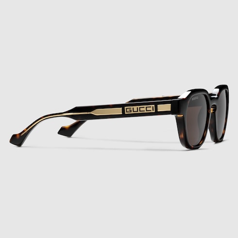 Sonnenbrille mit ovalem Rahmen