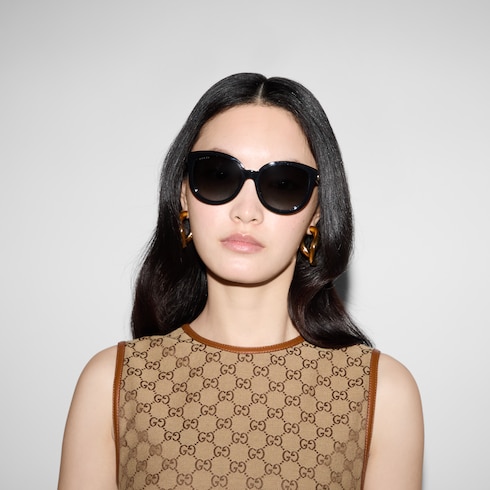 แว่นตากันแดด Low nose bridge fit cat-eye frame sunglasses inอะซิเตทสีดำ