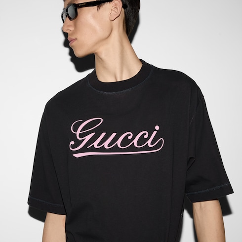 T Shirt aus Baumwolle mit Gucci Schriftzug Print in schwarz GUCCI BE