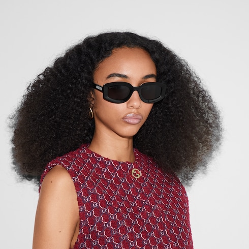 Sonnenbrille mit geometrischem Rahmen