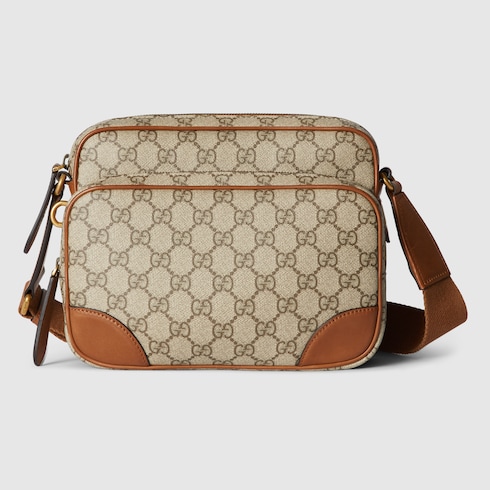 GG Emblem系列中号斜挎包 in米色和深棕色织物 | GUCCI® UK