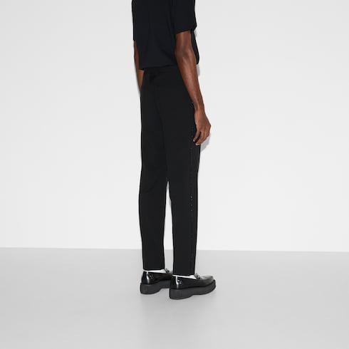 Hose aus Wollgabardine mit Stickerei